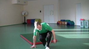 Кувырок ноги скрестно