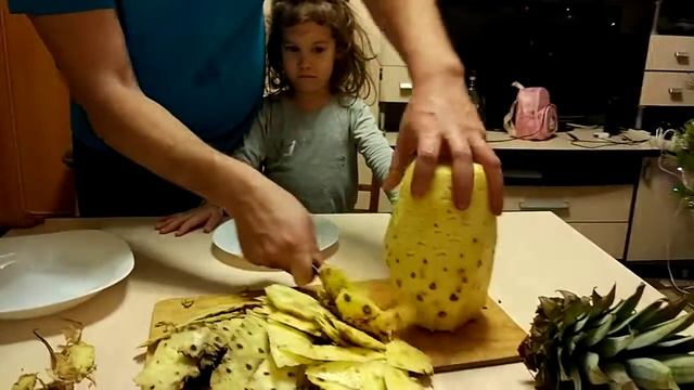 Как почистить ананас? Алина покажет!