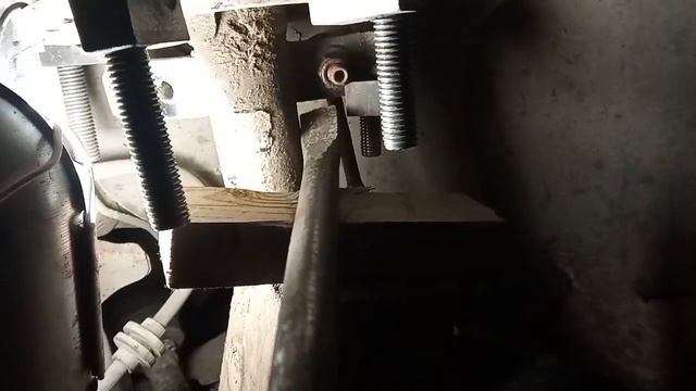 Замена передних стоек и опор Рено Меган 2.mp4