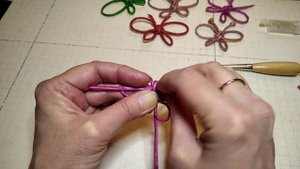 Простая бабочка из бумажной лозы