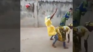 три девушки танцуют