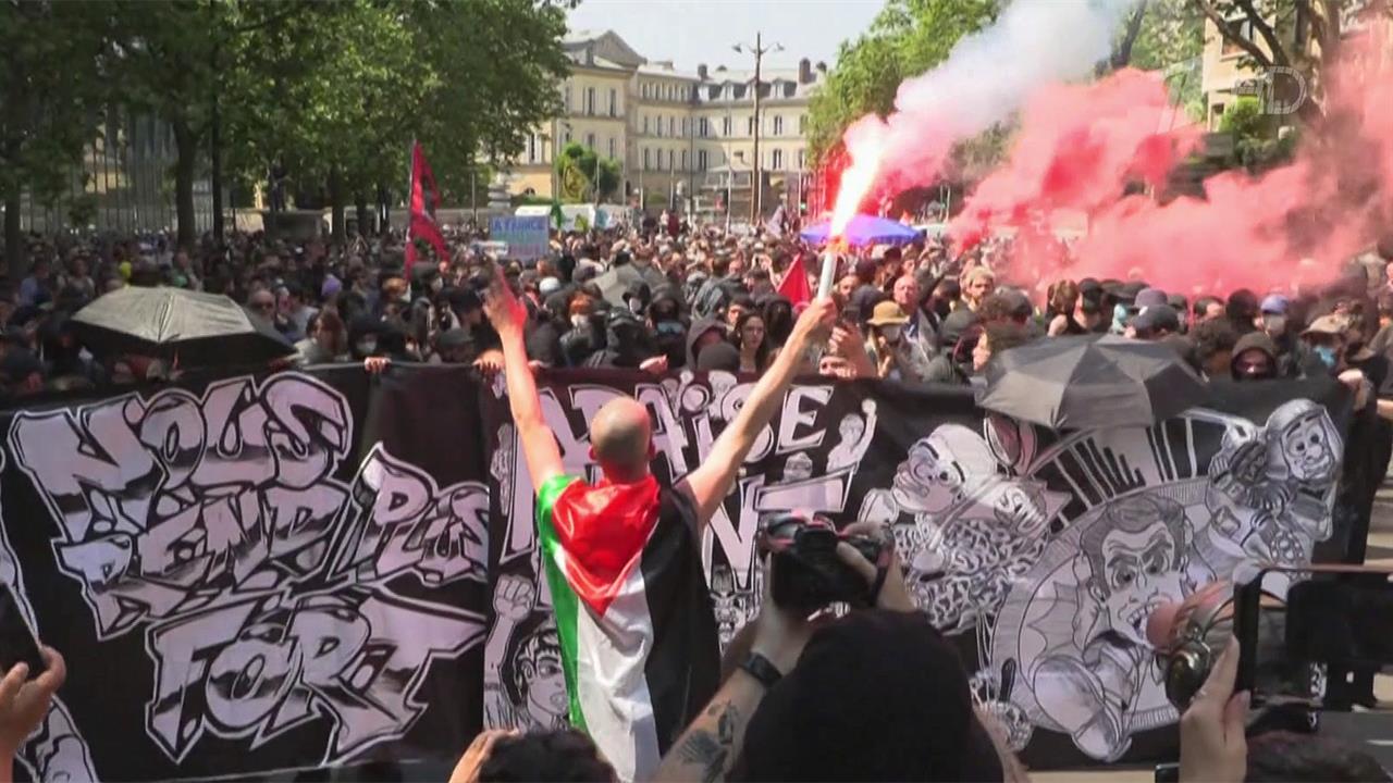 Разгоном протестующих закончилось масштабное шествие в Париже, организованное профсоюзами