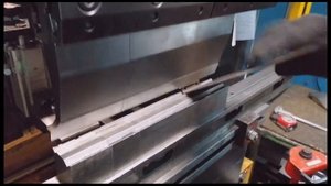 Гибка листового металла. AMADA FMB 184 . Bending sheet metal. Hydraulic press brake. AMADA FMB 18