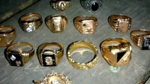 Нашли кучу золота с помощью метталоискателя