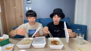 КОРЕЕЦ ВПЕРВЫЕ ПРОБУЕТ РУССКИЙ ОСТРЫЙ РОЛЛТОН С КИМЧХИ / КАКОВА ЕГО РЕАКЦИЯ? НИКОЛАЙ ПО-КОРЕЙСКИ