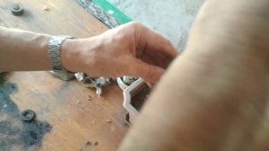 Как подтянуть или расслабить трос газа? Заодно и смазать.