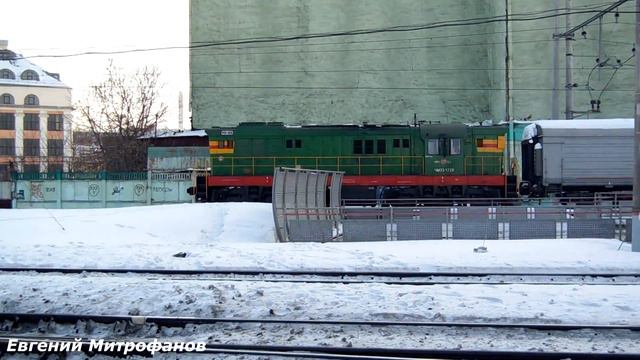 Маневровый тепловоз ЧМЭ3-1228 (ТЧЭ-6) с вагонами совершает манёвры. смотреть онлайн