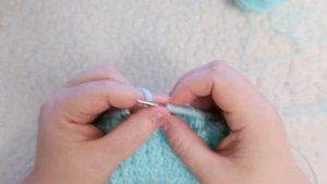 Манишка спицами для ребенка на 2 спицах. Как связать манишку. Мастер класс.