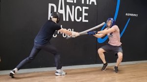 Фехтование катаной. Кендзюцу. Спарринг на длинных мечах в зале на тренировке Katana Club