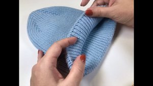 Модная шапка резинкой 1/1 с интересной макушкой и фиксированным отворотом