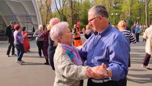 ТЫ ТАК КРАСИВО ТАНЦУЕШЬ! ТАНЦЫ В ПАРКЕ ? ХАРЬКОВ АПРЕЛЬ 2023 UKRAINE