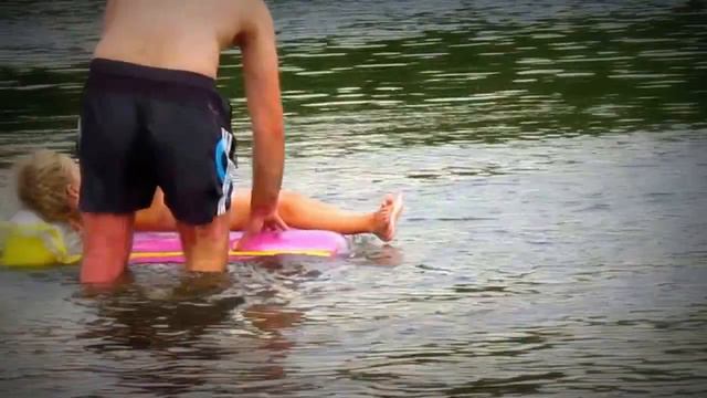 Купаємся на річці, плаваєм на матрасі.Купаемся на реке, плавает на матрасе смотреть онлайн