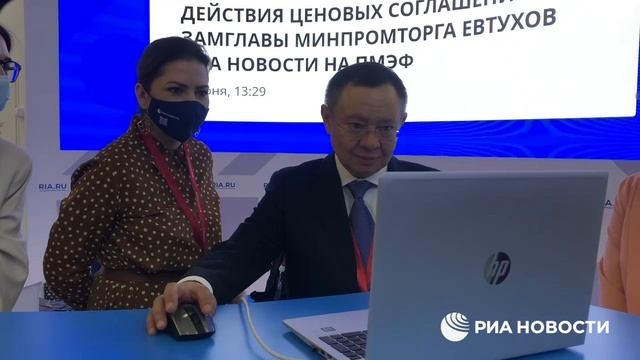 Глава Минстроя попробовал себя в роли выпускающего редактора РИА Новости