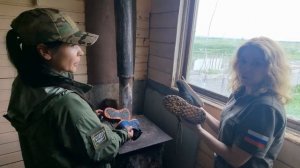 ZVёздный десант. Скрипачка Ольга Спасёнова и певица Анири сушат обувь на печке.