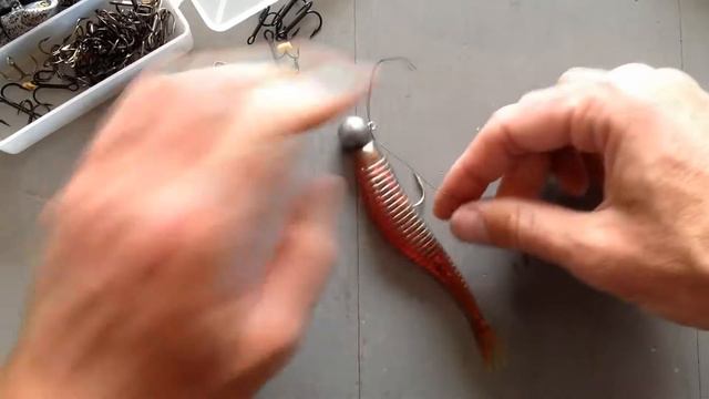 оснастка приманки дополнительными крючками.