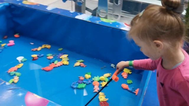 Волк, Ну погоди! Тася в игровом центре на рыбалке. Кто больше поймает рыбок. смотреть онлайн