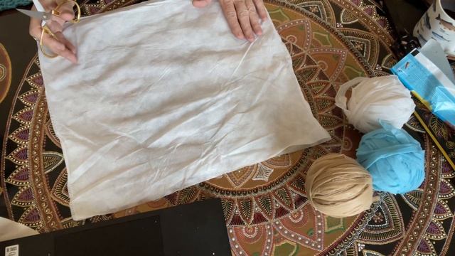 Собираюсь вязать сумку, а пока режу ткань на нити смотреть онлайн