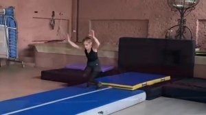 Акробатика/учу сложные акробатические элементы/ рондат-сальто- фляк/ workout Zlata Energy
