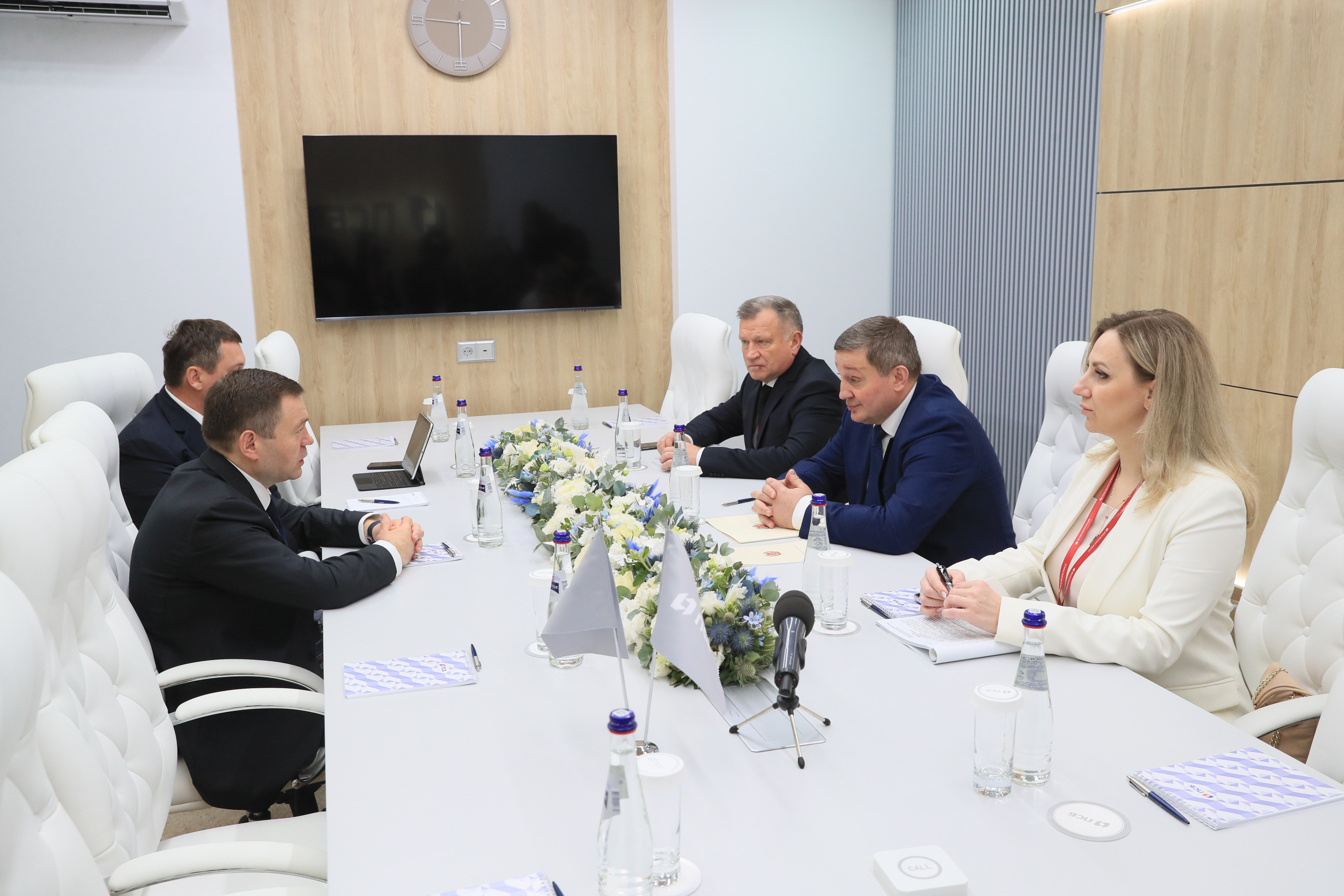 Андрей Бочаров и Петр Фрадков провели рабочую встречу