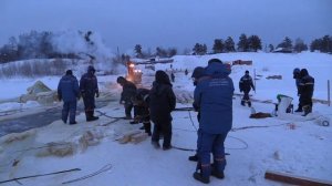 Поднимают большегрузы на реке Лене