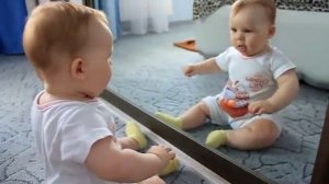 малыш 6 месяцев сидит, ползает, играет