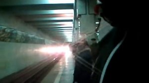 Самарское метро на станцию прибывает электро поезд