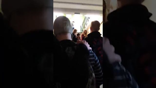 В школу принесли противогаз смотреть онлайн