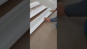 Как загнуть потолочный плинтус.