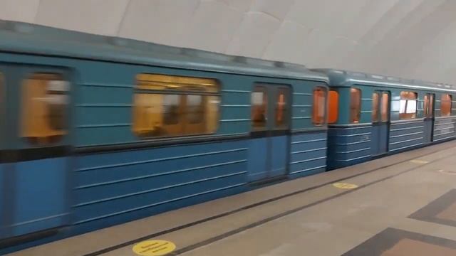 Проезд поезда с вагонами путеизмерителем и лабораторией радиосвязи и СЦБ на станции Тимирязевская смотреть онлайн