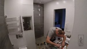 Стеклянная душевая в отличную белую ванную комнату