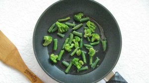 Яичница с брокколи и стручковой фасолью