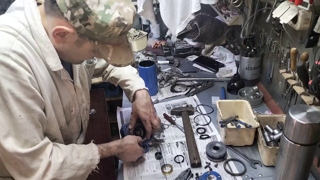 Полная разборка и сборка гидроцилиндра навески трактора Т-25.