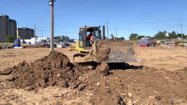 Бульдозер John Deere 850J планировка грунта, строительство СТД Петрович Дмитровское шоссе д.Грибки смотреть онлайн