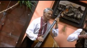 Соло  контрабаса.