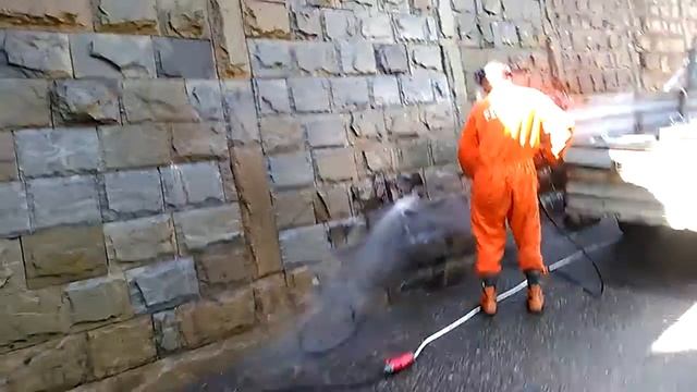 Мойка и гидрофобизация подпорных стен в Сочи