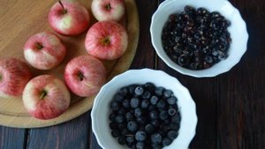 Компот из яблок и замороженных ягод при сахарном диабете