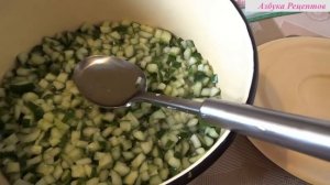 Порежьте огурцы кубиком и сложите в банку! У вас будет отличная заготовка для рассольника (№ 19)