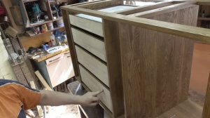 Установка фурнитуры, тандем блюм, выдвижных ящиков и бутылочниц.