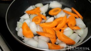 Овощное рагу с куриной грудкой на сковороде