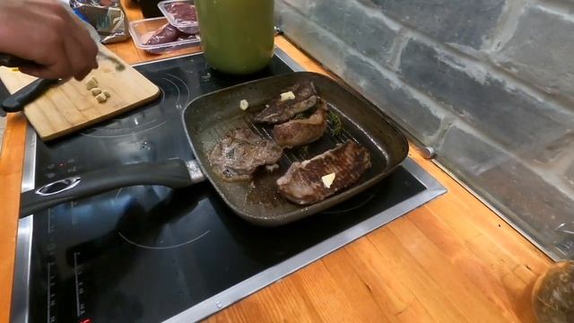 Готовим стейки из говядины на сковороде дома смотреть онлайн