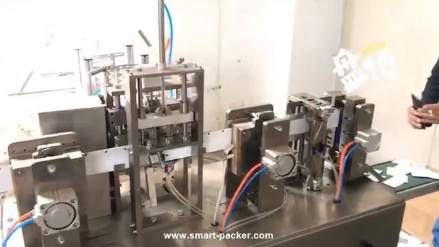 Горизонтальная наполнение жидкости мокрый ткани, вставив уплотнительную линию упаковки