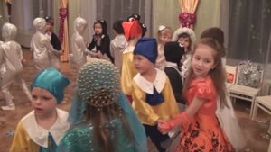 Новогодний утренник в детском саду Вальс "Раз, два, три, на носочки!"