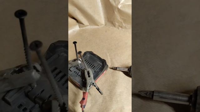 зарядка шуруповерта без зарядного устройства #лайвхак смотреть онлайн