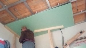 Обшивка потолка гипсокартоном одному. Практика.