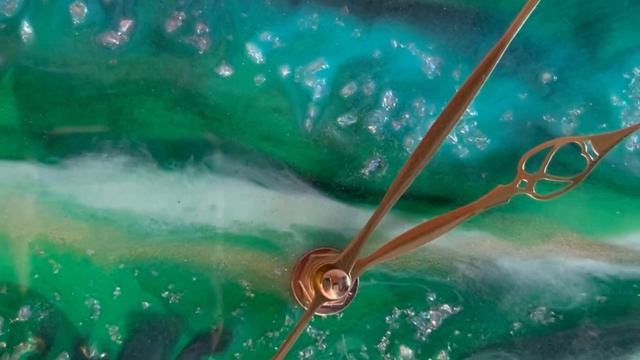 Часы ручной работы из эпоксидной смолы от Resinart_by_evelin смотреть онлайн