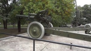 Запорожец едет по ступенькам и въезжает в диораму.