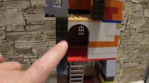 Самодельная высокая башня из Lego