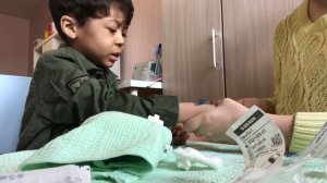 ВИДЕО УКОЛА  Мама делает укол маленькому ребенку Укол ребенку 3 лет