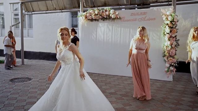 Сюрприз на весіллі від нареченої і подружок для нареченого смотреть онлайн