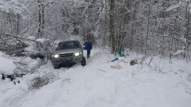 Паджеро 4.Порвали лебёдку на Паджеро! Ат зимой по снегу едет или нет???.SUV. смотреть онлайн